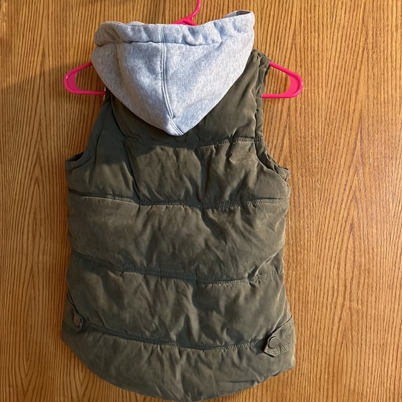 ARMY GREEN VEST - Picture 2 of 2
